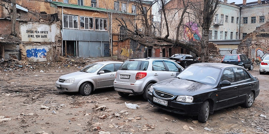 Фото: Парковка на месте снесённого дома-памятника в Ростове, кадр 1rnd
