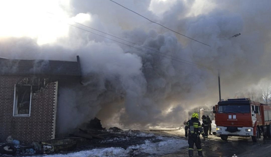 Фото: Пожар на автосервисе на Металлургической в Ростове, кадр МЧС
