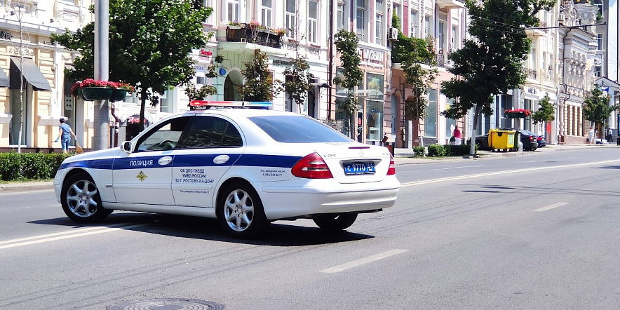 Фото: Машина полиции перекрывает Большую Садовую, кадр 1rnd