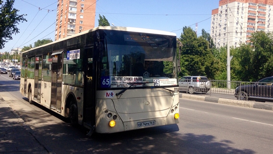 Фото: В Ростове лекговушка врезалась в полный пассажиров автобус, фото с сайта ttransport