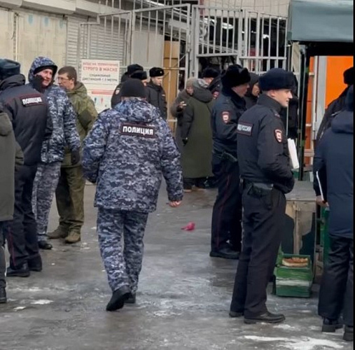 Фото: Полиция на рынке "Темерник" \\ кадр подписчика 1rnd.ru