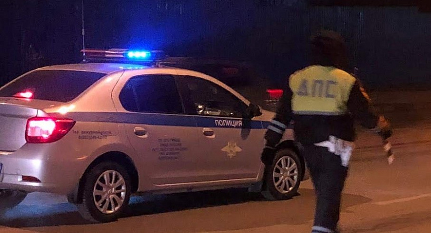 Фото: Автомобиль ДПС и сотрудник полиции в центре Ростова, кадр 1rnd