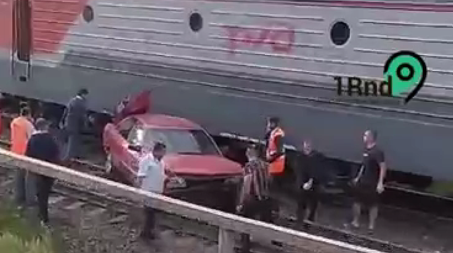 Фото: ДТП с легковушкой и поездом на Сельмаше в Ростове, кадр очевидца