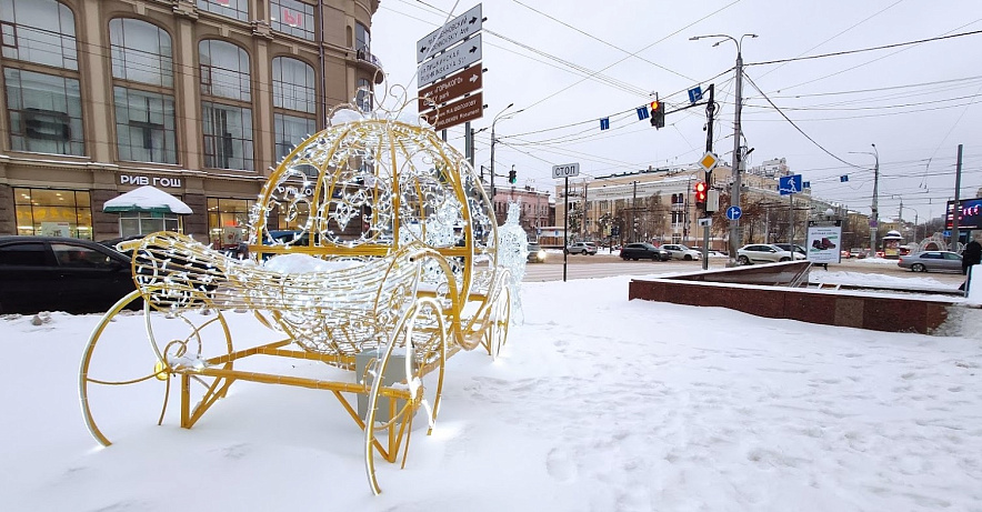 Фото: Золотая карета на заснеженном тротуаре возле ЦУМа в Ростове, кадр 1rnd