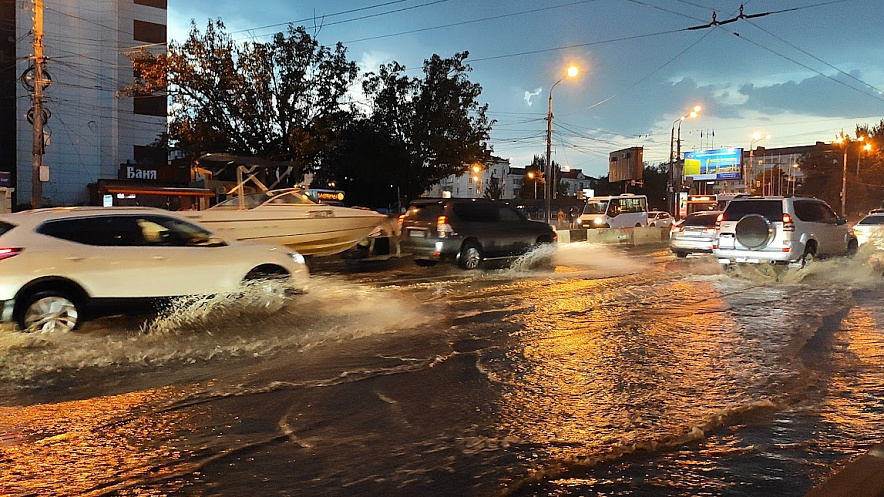 Фото: Затопленная площадь Ленина в Ростове, фото 1rnd