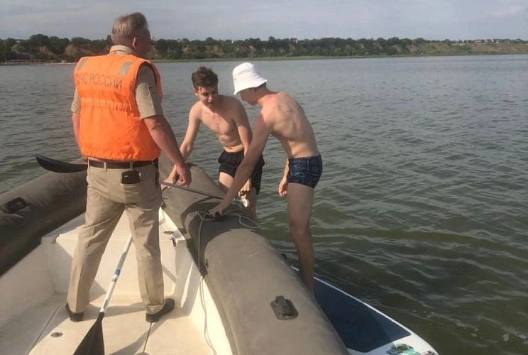 Фото: В Таганроге спасли двух подростков, которых унесло в открытое море // фото ГУ МЧС по РО