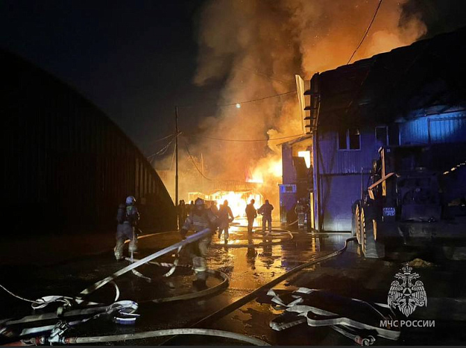 Фото: Пожар на складах рядом с Мегамагом, кадр МЧС РО