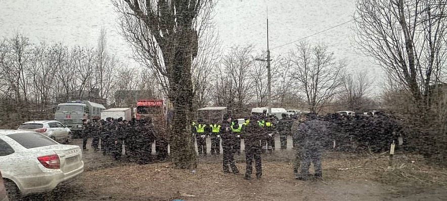 Фото: Скопление полиции на Военведе во время облавы на нелегалов, кадр ТГ voenvednews