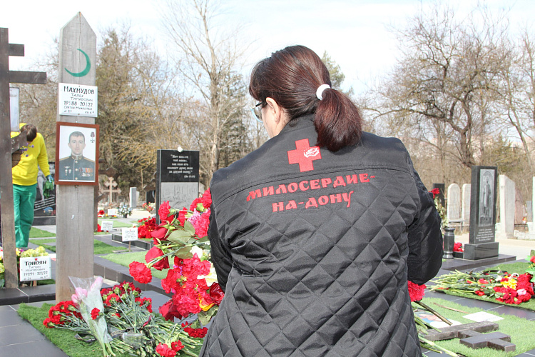 Фото: Цветы с мемориала погибшим в "Крокусе" перенесли на Аллею Героев Северного кладбища, кадр из ТГ волонтёров