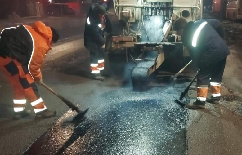 Фото: Рабочие заделывают яму в Ростове, кадр мэрии