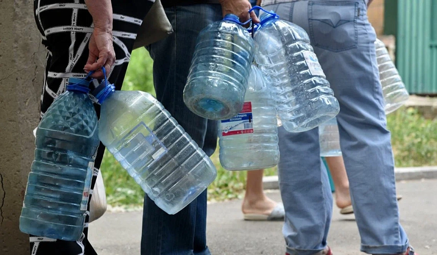 Фото: Очередь за водой с пустыми бутылками / Кадр stalingrad.news
