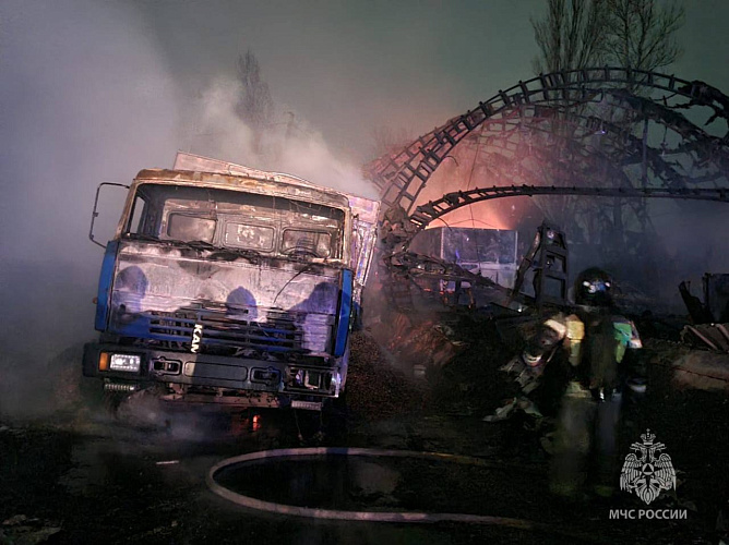 Фото: КАМАЗ и легковое авто сгорели в полыхающем ангаре на левом берегу Ростова, фото - МЧС РО