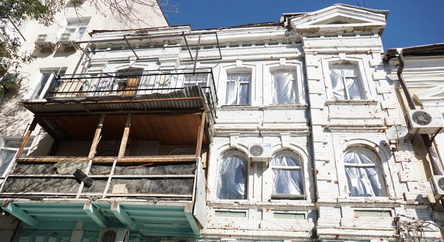 Фото: Здание с выбитыми после взрыва БПЛА стёклами на Пушкинской, кадр 1rnd