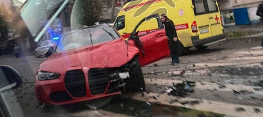 Фото: BMW протаранил бетонные блоки на дороге \\ фото из соцсетей