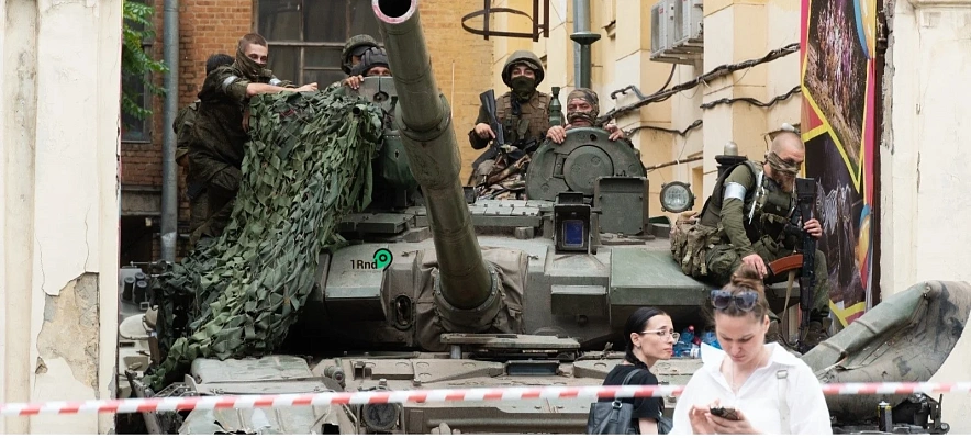 Фото: Бойцы ЧВК "Вагнер" на танке в воротах ростовского цирка, кадр 1rnd Фото: Бойцы ЧВК "Вагнер" на танке в воротах ростовского цирка, кадр 1rnd