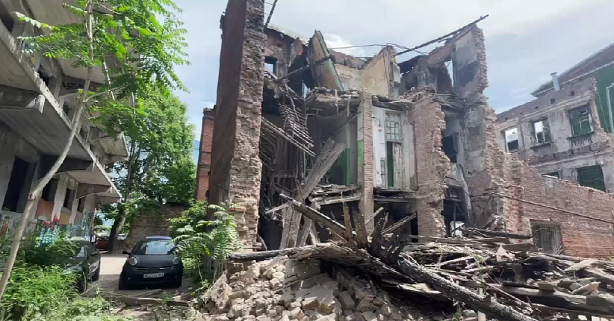 Старый дом рухнул в центре Ростова на Суворова 7