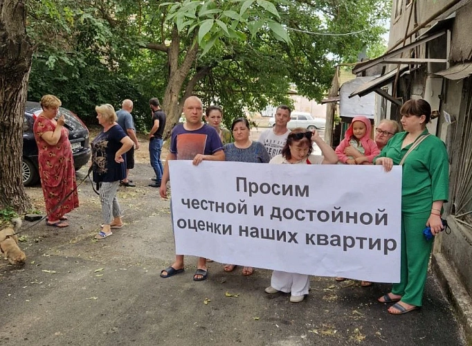 Фото: В Ростове жильцы 144-летнего аварийного дома требуют пересмотреть стоимость их квартир // фото Михаила Пионковского