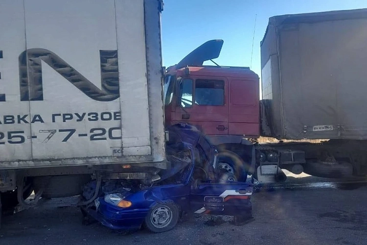 Фото: ДТП с машиной "Почты России" под Ростовом, кадр ГИБДД РО