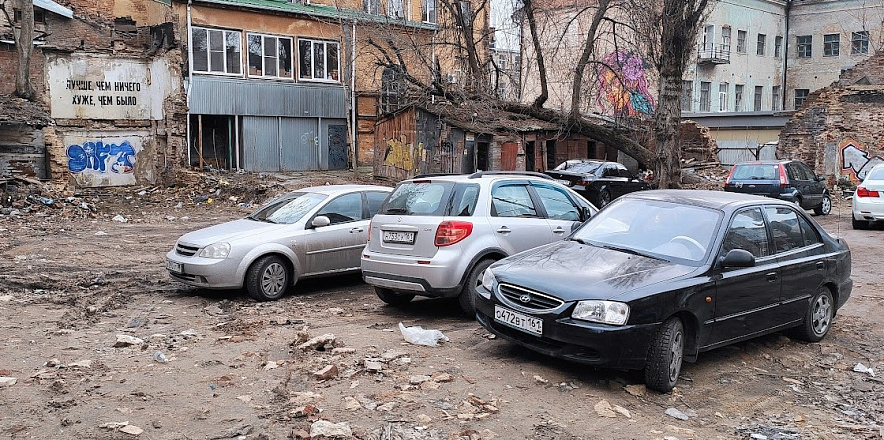 Фото: Машины на стихийной парковке в центре Ростова, кадр 1rnd