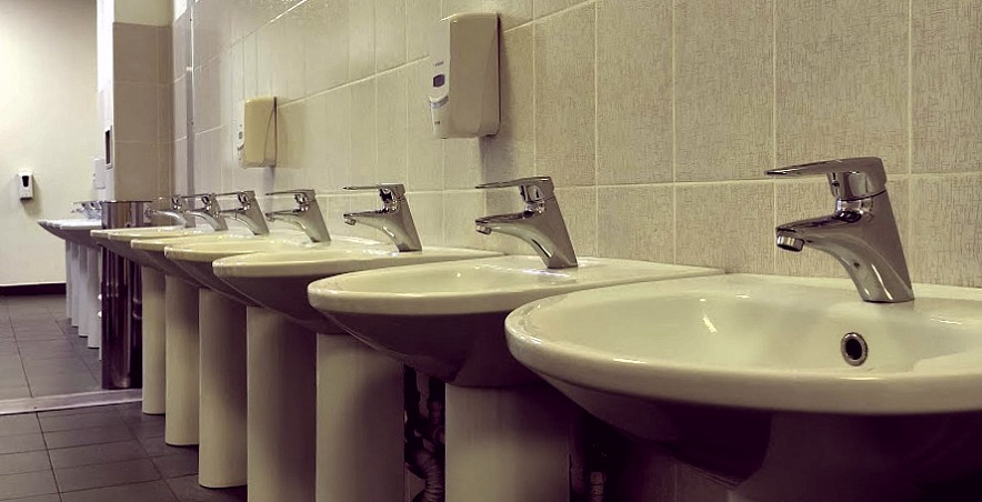 Фото: Краны воды в общественном туалете, кадр 1rnd
