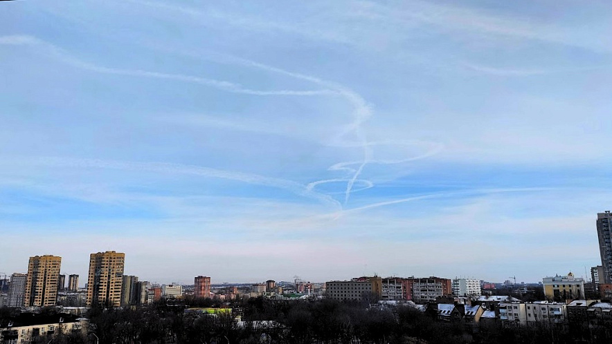 Фото: Следы от истребителей в небе над Ростовом, кадр 1rnd