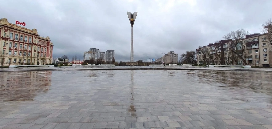 Фото: Театральная площадь Ростова после дождя, кадр 1rnd