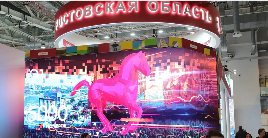 Фото: Красный конь на стенде Ростовской области на ВДНХ, кадр ПРО