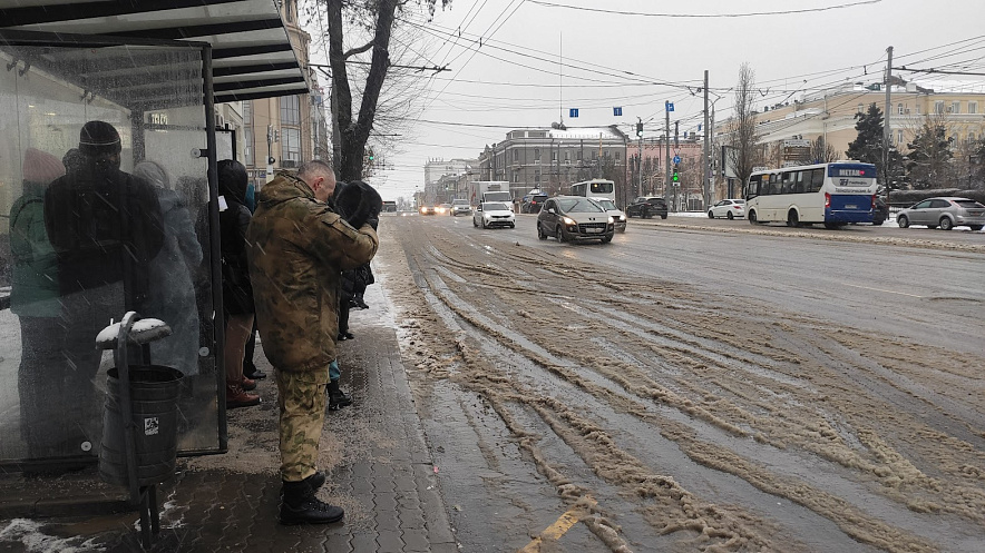 Фото: Ростовчане ждут автобусы в мокрый снег, кадр 1rnd
