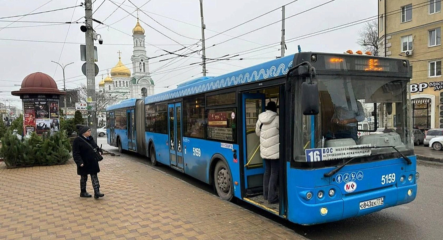 Фото: Автобусы-гармошки на маршруте №16 в Ростове, кадр мэрии