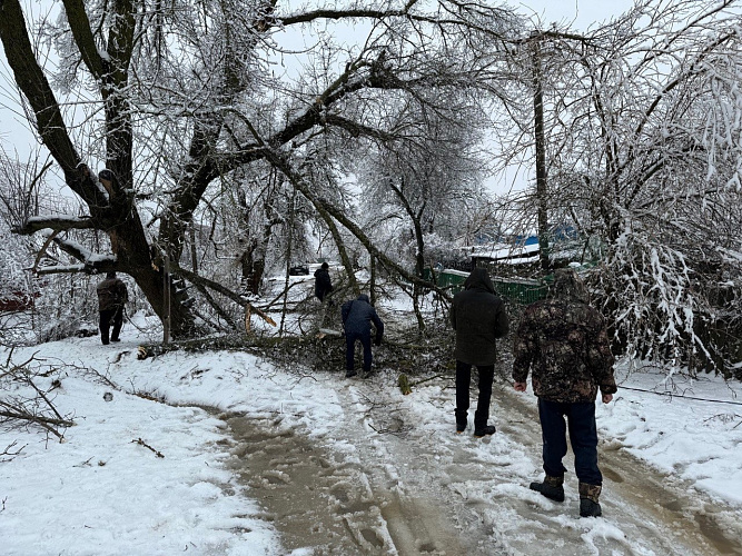 Фото: Глава администрации Усть-Донецкого района призвал мужчин на помощь энергетикам, фото - ВК Виктор Гуснай