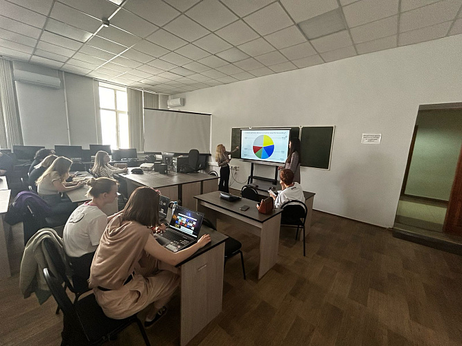 Фото: Студенты ДГТУ представили свои работы, посвященные проекту «День рождения Героя», фото - 1rnd Фото: Студенты ДГТУ представили свои работы, посвященные проекту «День рождения Героя», фото - 1rnd