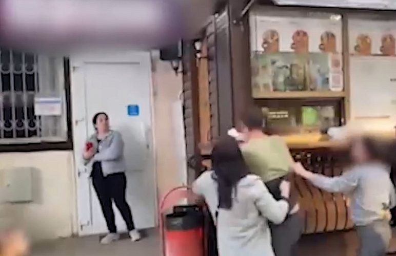 Фото: В Азове произошла потасовка между подростками и продавщицей блинного киоска, кадр из видео