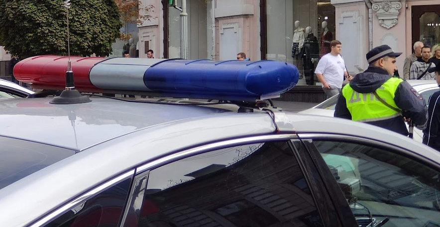 Фото: Машина полиции в оцеплении в центре Ростова, кадр 1rnd