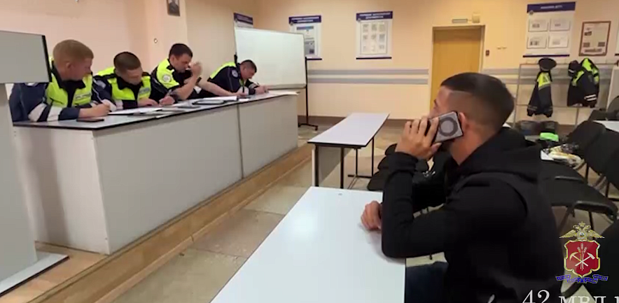 Фото: Полиция Кемерова оформляет протоколы на жителя Ростовской области, кадр пресс-центра ГУ МВД РФ по Кузбассу