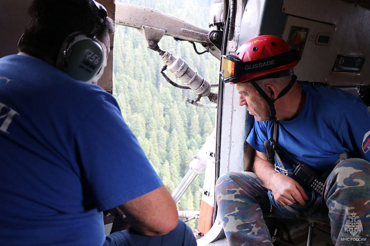 Фото: Спасатели на вертолёте ищут пропавших ростовчан в горах, кадр ЮРПСО