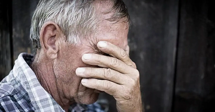 Фото: дедушка плачет // фото: moi-goda.ru