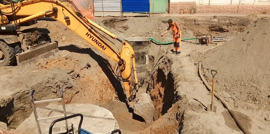 Фото: Гигантские коммунальные раскопки в центре Ростова, кадр из архива 1rnd