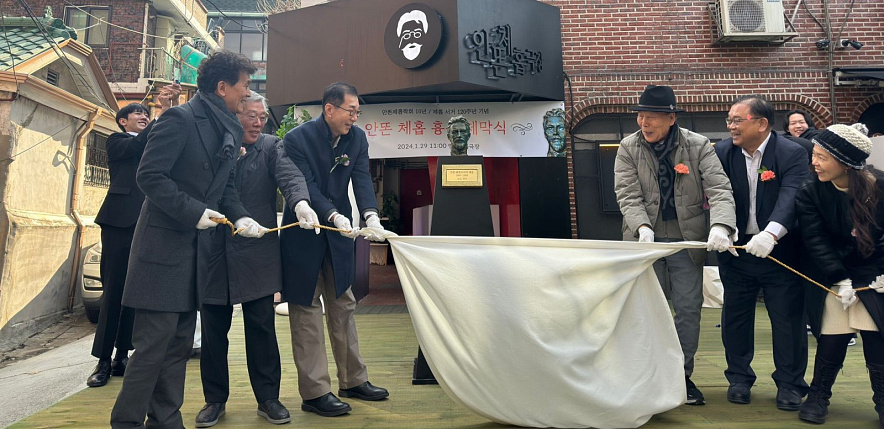 Фото: Открытие памятника Чехову в Сеуле, кадр ПРО