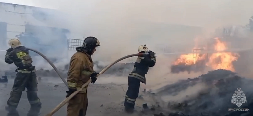 Фото: В Азове вспыхнул крупный пожар на территории предприятия, кадр из видео МЧС РО