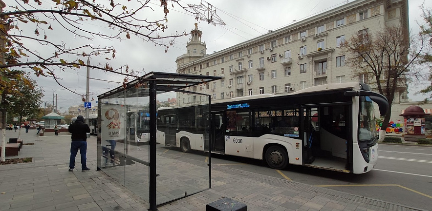 Фото: Автобус на остановке ЦУМ в центре Ростова, кадр 1rnd