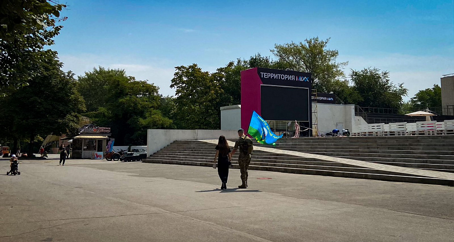 Фото: Десантник с флагом ВДВ в парке Революции, фото 1rnd