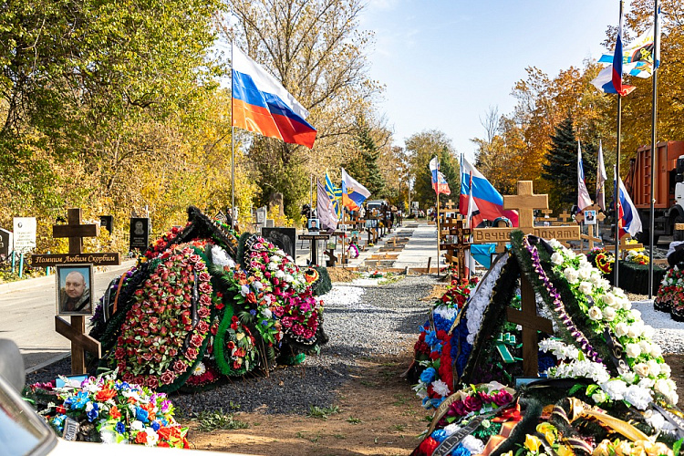Фото: Аллея Героев на Северном кладбище Ростова \\ фото: 1rnd.ru
