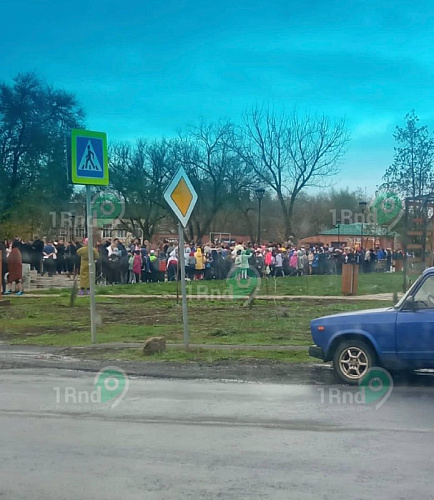 Фото: В Ростовской области детей и учителей экстренно эвакуировали из общеобразовательной школы // фото 1rnd
