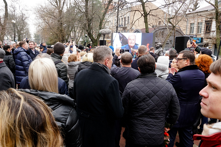 Фото: Как в Ростове прошло открытие памятника сатирику Михаилу Жванецкому, фото 1rnd