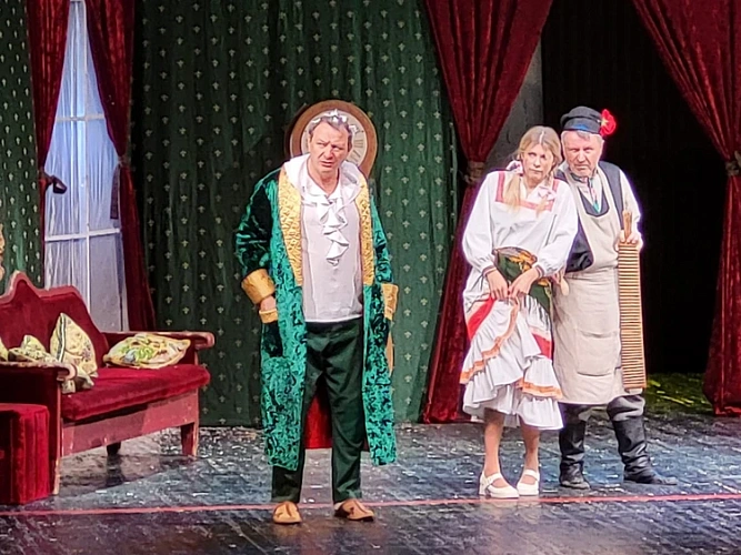 Фото: Марат Башаров на спектакле в Ростове, кадр КП-Ростов