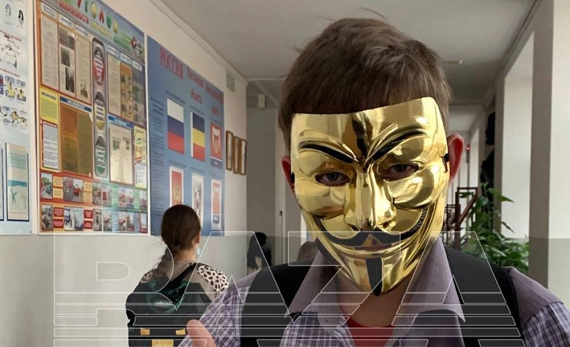 Фото: Напавший на школу в Красном Десанте подросток в маске Анонимуса, кадр ТГ "База"
