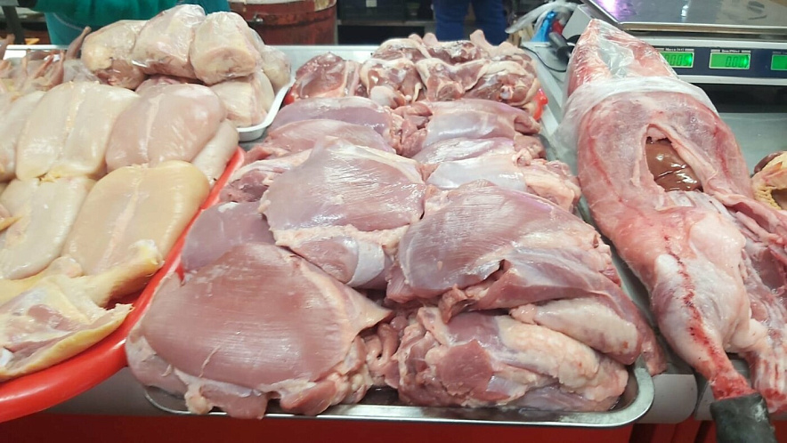 Фото: Мясо птицы на рыночном прилавке, кадр 1rnd