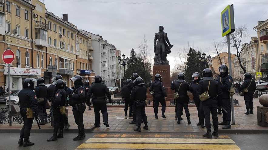 Фото: Бойцы ОМОН возле памятника Пушкину в центре Ростова, кадр 1rnd