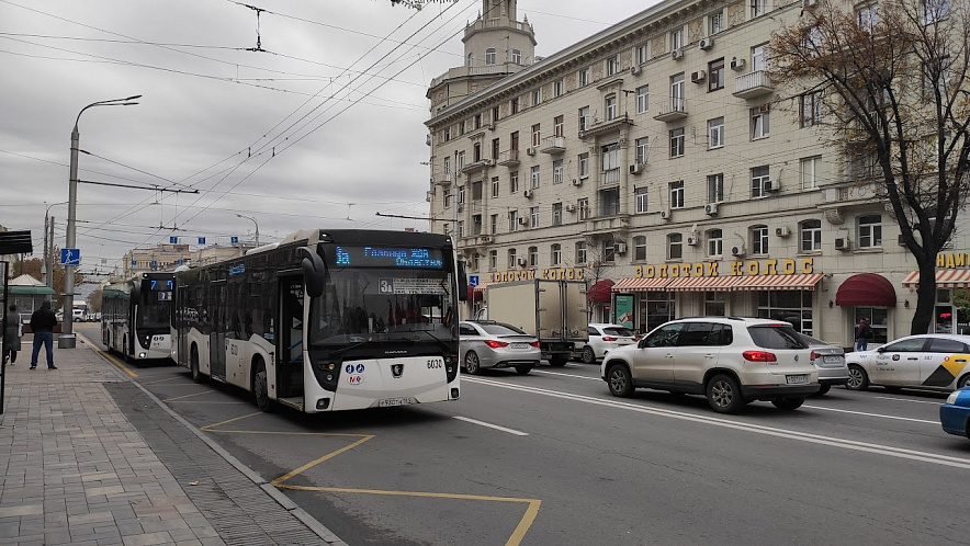 Фото: Автобусы на остановке ЦУМ в центре Ростова, кадр 1rnd