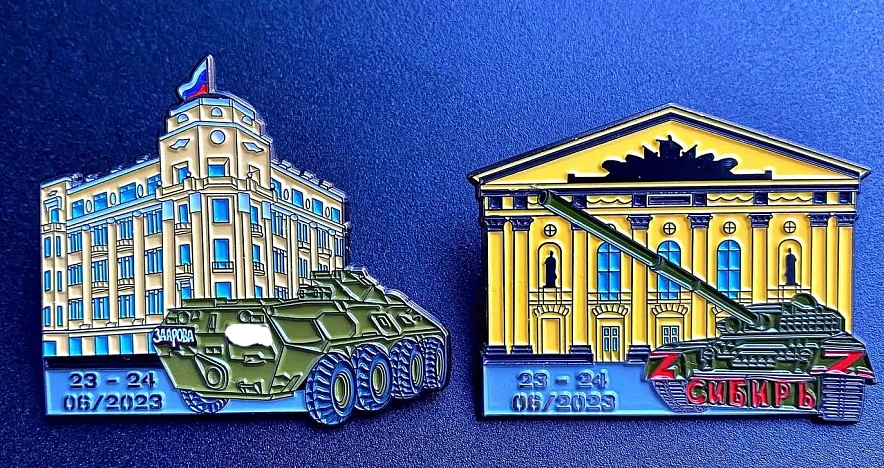 Фото: Значки в память о мятеже ЧВК "Вагнер" в Ростове, фото @zabiwakapins